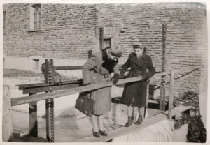 Kobiety stojące na wrotach zapory przy Młynie, lata 40 XX wieku
